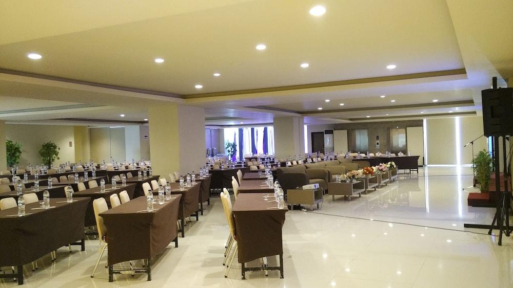 Grand Asia Hotel Макасар Екстериор снимка