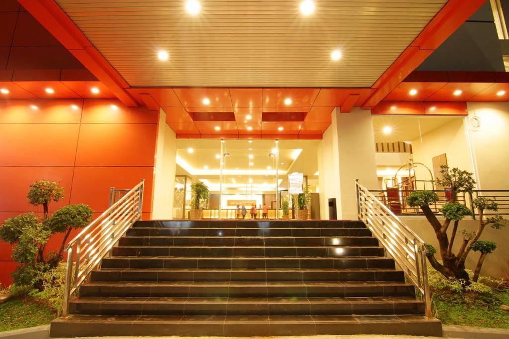 Grand Asia Hotel Макасар Екстериор снимка